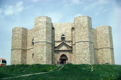 Castel del Monte, rakennettu keisari Frederick II:n (1194-1250) aikana n. 1240-50 tekijältä Italian School