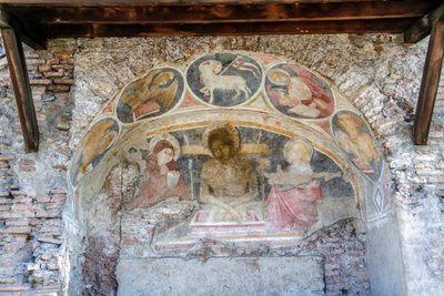 Kristuksen laskeuma Neitsyt Marian, Pyhän Johanneksen, evankelistan symboleilla ja Agnus Dein kaaressa tekijältä Italian School