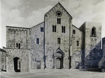 Basilikan julkisivu, joka perustettiin vuonna 1087 Pyhän Nikolauksen pyhäinjäännöksiä varten (m/v kuva) tekijältä Italian School