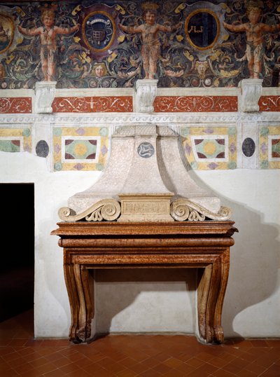 Takka, jossa on nimikirjaimet F.II.M.M.V, jotka merkitsevät Mantovan Federigo Gonzaga II Marchesea, ja yläpuolella koristeellinen friisi, joka sisältää erilaisia vaikutteita Gonzagan vaakunasta, 1528 (friisi) tekijältä Italian School