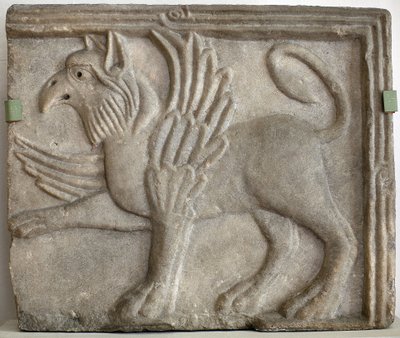 Griffon (tai grype). Matala kohokuvio veistetty, marmori, Venetsia (Italia) 1100-luku. Kansallisgalleria, Sternbergin palatsi, Praha (Tšekki). tekijältä Italian School