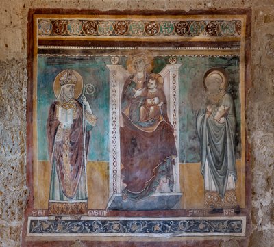 Madonna valtaistuimelle pyhien Augustinuksen ja Severuksen kanssa, Krusifiksin oratorio, XIII vuosisadan viimeinen neljännes (fresko) tekijältä Italian School