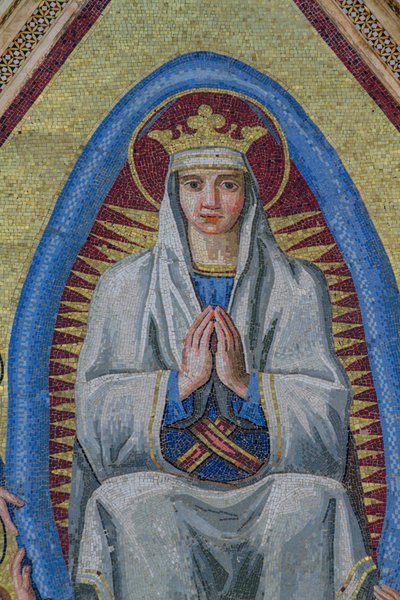 Madonna mandorlassa, yksityiskohta Marian taivaaseen ottamisesta kirkkauteen, mosaiikki, keskussisäänkäynnin pääty, Orvieton katedraalin julkisivu, Umbria, Italia tekijältä Italian School
