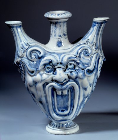 Pehmeä posliinipullo 1500-luvulta, valmistettu Francois II de Medicis (1544-1560) Sevres, posliinivalmistus tekijältä Italian School
