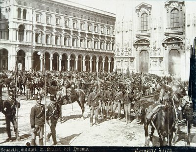 Sotilaat kenraali Bava Beccarisin komennossa katedraalin edessä Milanon mellakoiden aikana 6.-9. toukokuuta 1898 tekijältä Italian School