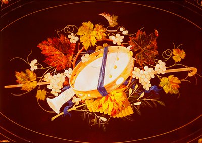 Pöytälevy soittimilla ja viiniköynnöksillä (pietra dura) tekijältä Italian School
