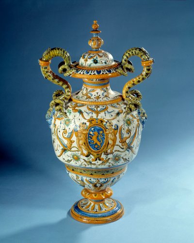 Maljakko kierretyillä kahvoilla majolica (maiolica) valmistettu Patanazzin fajanssitehtaissa Italiassa (1500- ja 1600-luvun loppu) Pariisi, Louvre-museo tekijältä Italian School