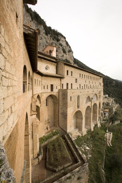 Näkymä 1100-luvulta rakennetulle St. Benedetton (Sacro Speco) luostarille, Subiaco (Rooma), Italia tekijältä Italian School