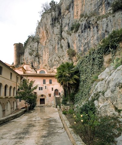 Näkymä "Corvin" (Crows) pihalle, 1100-luvulta rakennetun St. Benedetton (Sacro Speco) luostari, Subiaco (Rooma), Italia tekijältä Italian School