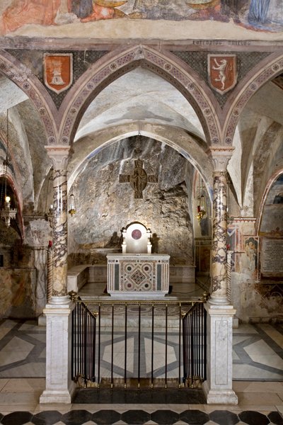 Näkymä Yläkirkon pappilta pääalttarilla kosmeettisella tyylillä. 13. vuosisadalla. Pyhän Benedetton luostari (Sacro Speco), Subiaco (Rooma), Italia tekijältä Italian School