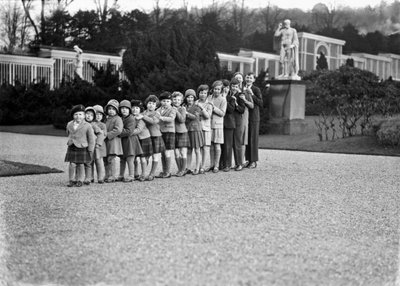 Cavendish-perheryhmä 16 lapsenlasta Chatsworthin puutarhassa Derbyshiressä, 1930 tekijältä JR Board