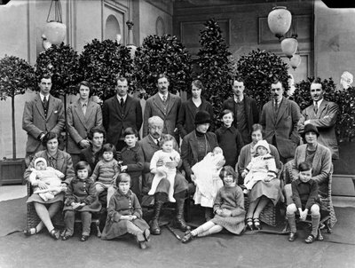 Devonshiren 9. herttua lastensa ja lastenlastensa kanssa Chatsworthissa, joulu 1925 tekijältä JR Board