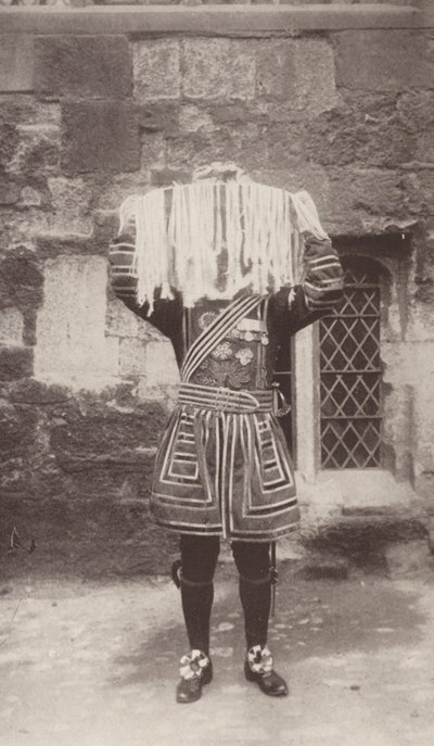 Vartiomies kantaa hopea-astiaa, jossa on kukkarot, joissa on pyhäinpäivän rahoja (s/w-kuva). tekijältä J. Benjamin Stone