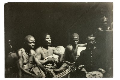 Kapteeni Gallwey ja Edo päälliköt, Benin, Nigeria, 1892 (gelatiini hopeaprintti) tekijältä J. H. Swainson