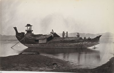 Irrawaddy-joen rannalle kiinnitetyn laung-zat- eli paddy-veneen puominäkymä. tekijältä J. Jackson