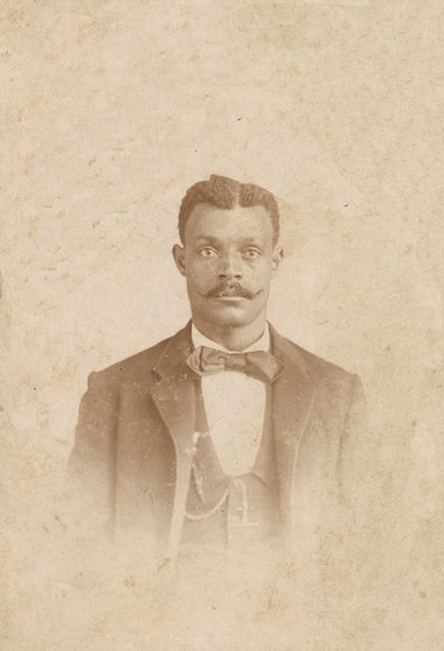 Valokuva miehestä puvussa, liivissä ja kravatissa, 1880-1900. tekijältä J. W. Taylor