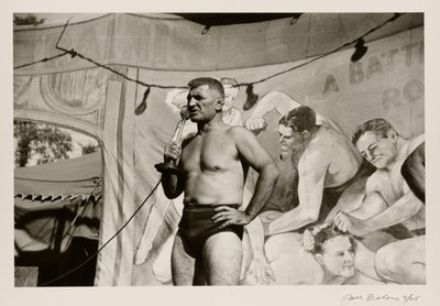 [Mies mikrofonin kanssa] tekijältä Jack Delano