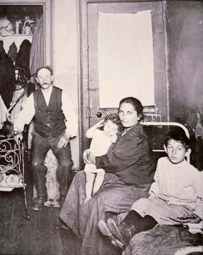 Maahanmuuttajaperhe, Lower East Side, New York City, n. 1910 (b/w kuva) tekijältä Jacob August Riis