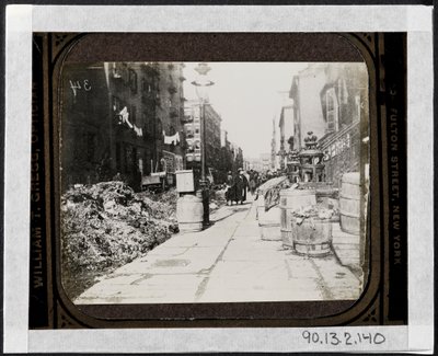 Tammany Streetin siivous ennen sotapäivää, Varick Place 9:n edessä, noin 1890. tekijältä Jacob August Riis