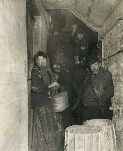 Odotetaan päästämistä Mulberry Streetin asemalle tekijältä Jacob August Riis