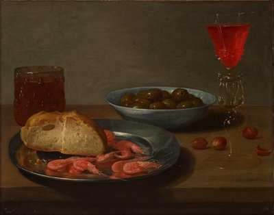 Lautanen katkarapuja ja sämpylä, kulho oliiveja, façon de Venise, lasi olutta ja manteleita pöydällä. tekijältä Jacob Van Es