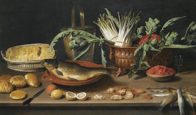Asetelma, jossa on kala terrakottalautasella, parsakimppuja, artisokkia ja kirsikoita kampasimpukka-astiassa sekä puolikas juusto korissa, sämpylöitä, fraises de bois -juustoa, sitruunoita, appelsiineja ja rapuja, jotka on aseteltu pöydälle. tekijältä Jacob Van Es