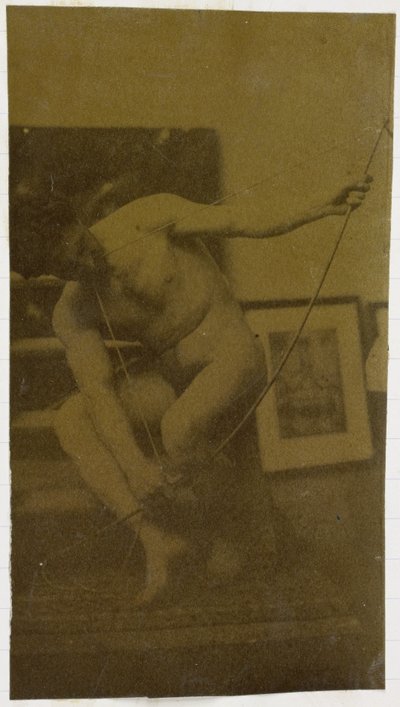 Jacques de Lalaingin studiossa tutkitaan miesalastonta mallia, joka kyykistyy jousi kädessä, edestä katsottuna tekijältä Jacques Lalaing (attributed to)
