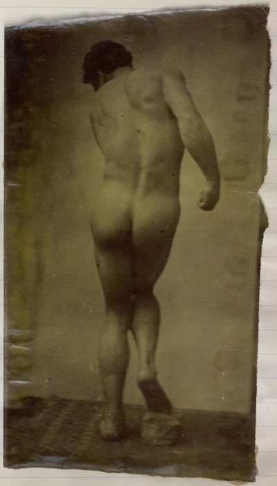 Jacques de Lalaingin studiossa tutkitaan miesalastonta mallia seisomassa ja takaa katsottuna tekijältä Jacques Lalaing (attributed to)