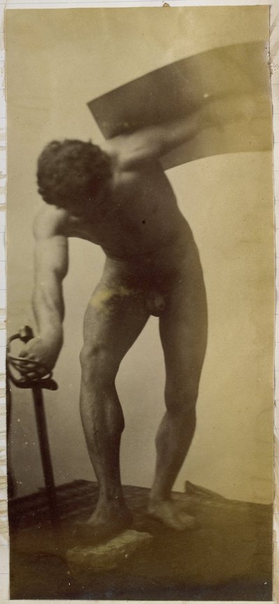 Jacques de Lalaingin studiossa tutkitaan miesalastonta mallia, joka seisoo vääntyneenä miekka ja kilpi käsissä tekijältä Jacques Lalaing (attributed to)