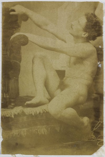 Jacques de Lalaingin studiossa tutkitaan miesalastonta mallia istuvassa ja sivulta katsottuna tekijältä Jacques Lalaing (attributed to)