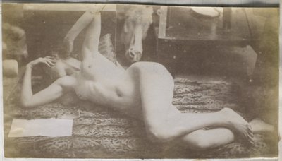 Studie van een vrouwelijk naaktmodel, liggend op een tijgervel, in het atelier van Jacques de Lalaing tekijältä Jacques Lalaing (attributed to)