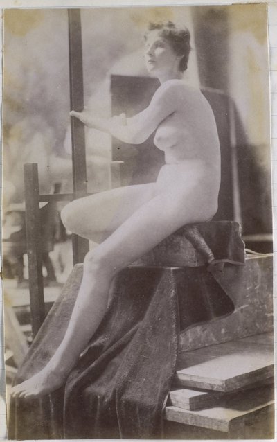 Podiumilla istuvan ja sivulta katsottuna naispuolisen alastonmallin tutkimus Jacques de Lalaingin studiossa, esitutkimus Fernand Scriben haudasta Gentin hautausmaalla tekijältä Jacques Lalaing (attributed to)