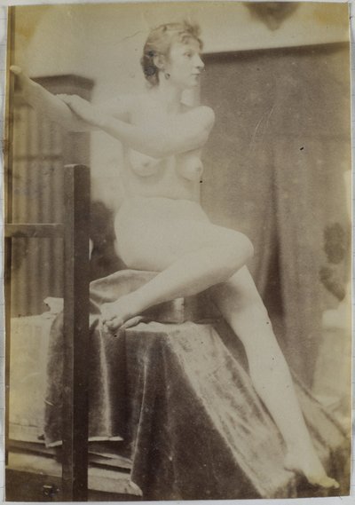 Jacques de Lalaingin studiossa esiselvitys hautausmuistomerkistä Fernand Scribe Gentin hautausmaalla istuvasta lavalla maalaustelineen vieressä ja kulmasta katsottuna. tekijältä Jacques Lalaing (attributed to)