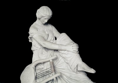 Sapho (tai Sappho, 7. vuosisata eKr.), kreikkalainen antiikin runoilija. James Pradierin marmoriveistos (1790-1852) tekijältä James Pradier