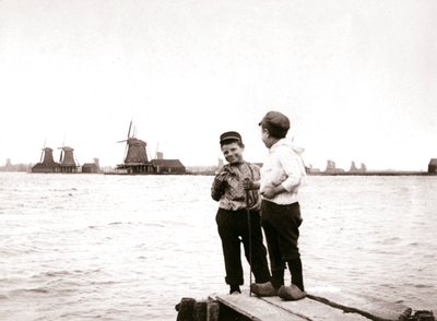 Pojat kanavan rannalla, Laandam, Alankomaat, 1898. tekijältä James Batkin