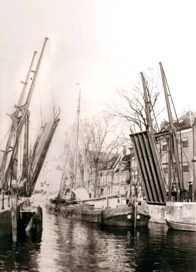 Kanavasilta ja veneitä, Dordrecht, Alankomaat, 1898. tekijältä James Batkin