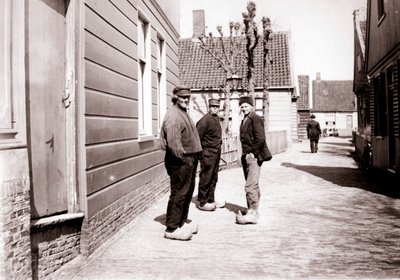 Miehet perinteisissä asuissa, Broek, Alankomaat, 1898. tekijältä James Batkin