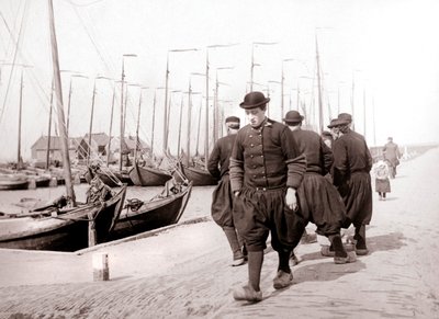 Miehet perinteisessä asussa, Marken Island, Alankomaat, 1898 tekijältä James Batkin