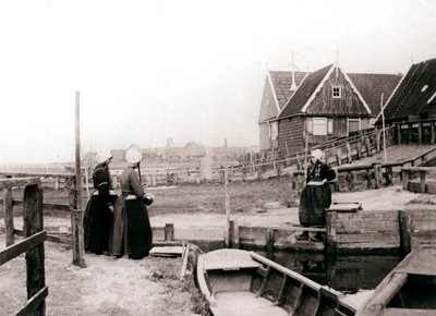 Naiset perinteisessä asussa, Marken Island, Alankomaat, 1898 tekijältä James Batkin