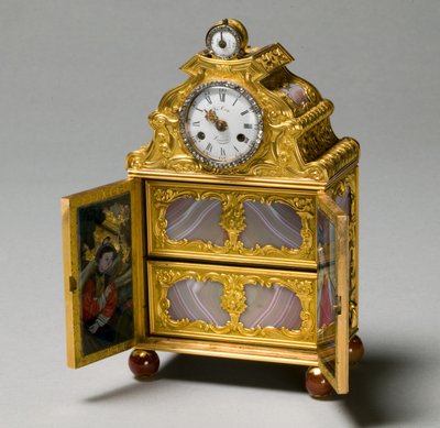 Pienoiskaappi kellolla, n. 1770-75 tekijältä James Cox