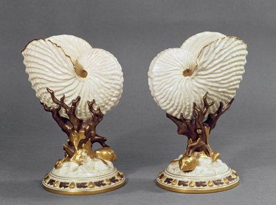 Nautilus-kuoriksi muotoiltu Worcester-maljakkopari, 1880 posliinia tekijältä James Hadley
