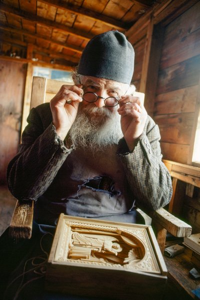 Mestarillinen veistäjä ja ortodoksipappi poseeraa työnsä kanssa. Athos-vuori, Kreikka. tekijältä James L Stanfield