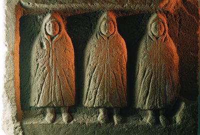 Reliefiveistos, jossa paikalliset jumalat ovat pukeutuneet kylmää vastaan. Housesteads R... tekijältä James L Stanfield