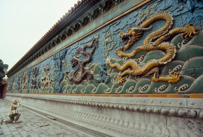 Nainen valokuvaa yhdeksän lohikäärmeen näyttöä. Beihain puisto, Peking, Kiinan kansantasavalta. tekijältä James L Stanfield