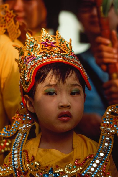 Nuori rukoilija Tabaung-festivaalilla. Shwe Dagon Pagoda, Rangoon, Burma. tekijältä James L Stanfield