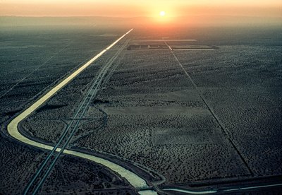 Ilmakuva All-American kanavasta auringon laskiessa lännessä. Kanava... tekijältä James L Stanfield