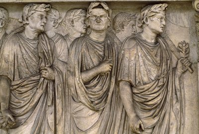 Ara Pacis Augustae, vapaasti seisova alttari, jossa on ryhmä leskiä, tuomareita,, pappeja.... tekijältä James L Stanfield