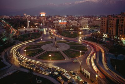 Auto, kaupungin valot valaisevat Plaza Baquedanon. Santiago, Chile tekijältä James L Stanfield