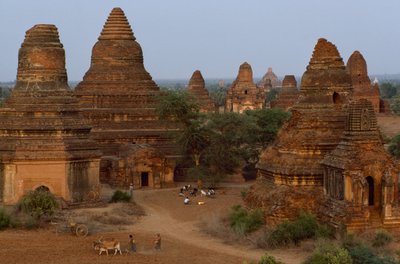 Man Aungin pagodit maanviljelijöiden kanssa, Myanmar
 tekijältä James L Stanfield