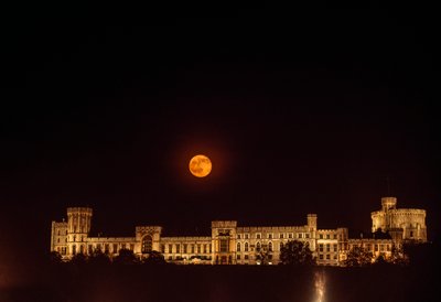 Kuun nousu Windsorin linnan yllä. Windsor, Englanti. tekijältä James L Stanfield